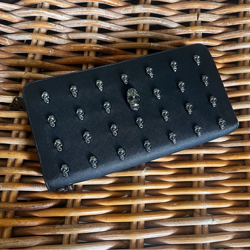 THOMAS WYLDE Metal Skull Black Vegan Leather Wristlet Zip Around Wallet NEW